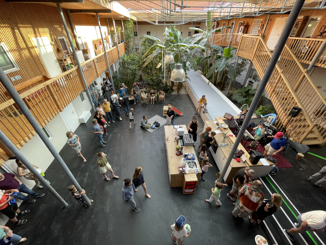 Viele Menschen in einem Atrium